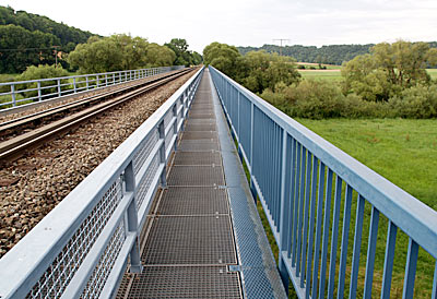Weg über die Eisenbahnbrücke