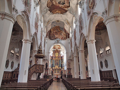 Nach einem Brand wurde der Innenraum des Münsters barockisiert. Nach einem zweiten Brand schuf Feichtmayr aus Ausgburg das heute sichtbare Münster St. Fridolin Innenraum.