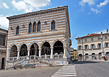 Rathaus in Udine: Alpe Adria Radweg