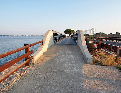Neue Brücke längs des Dammes nach Grado