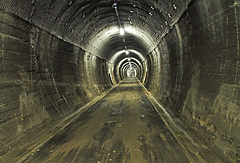 Durch einen Tunnel