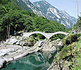 Verzascatal: Brücke bei Vogorno