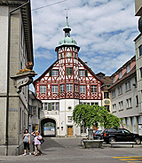 Eine intakte Altstadt mit Steinhäusern und Fachwerkhäusern. Am auffallensten ist das Rathaus aus dem Jahr 1667, das mit seinem roten Fachwerk ein richtiger Augenschmaus ist.