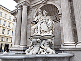 Wien: Der Albrechtsbrunnen bei der Oper