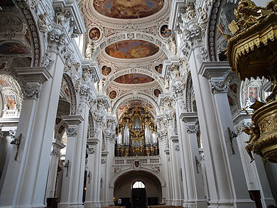 Der Dom innen mit Orgel