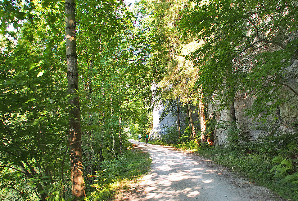 Radweg entlang von Felswänden