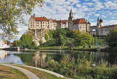 Das Schloss von der Donau aus