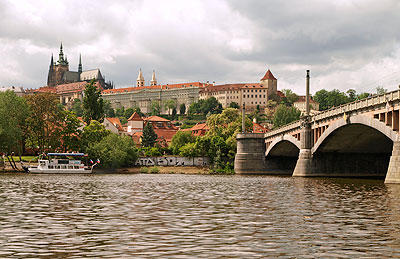 Prager Burg mit Moldau