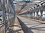 Stahlbrücke am Stauwerk