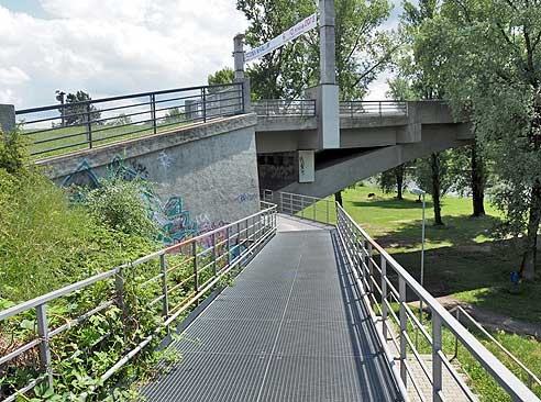 Moderne Brücke nach Kralupy