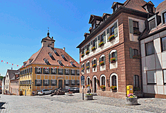 Historische Hauptstraße mit Rentamt und Rathaus