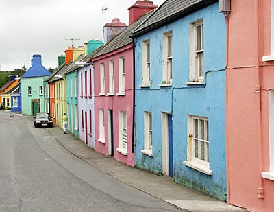 Irland: Farbige Häuserin Eyeries