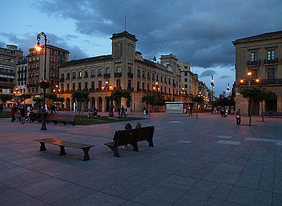 "Plaza del Toros" in Pamplona am Abend.