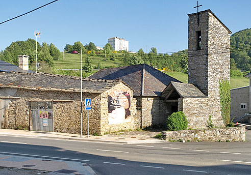 Kleine Kirche mit neuem Turm