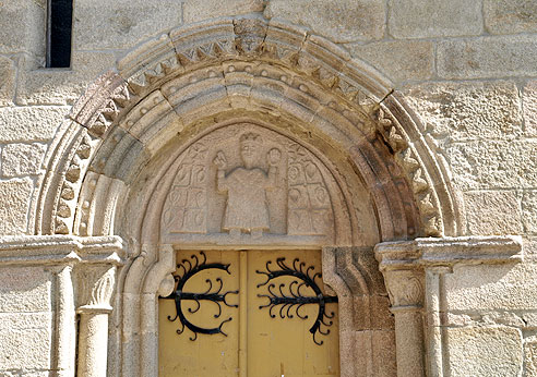 Romanischer Tympanon am alten Kloster in Sarria