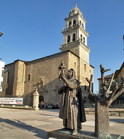 Pilgerfigur vor der Kirche