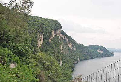 Steilküste am Lago Maggiore