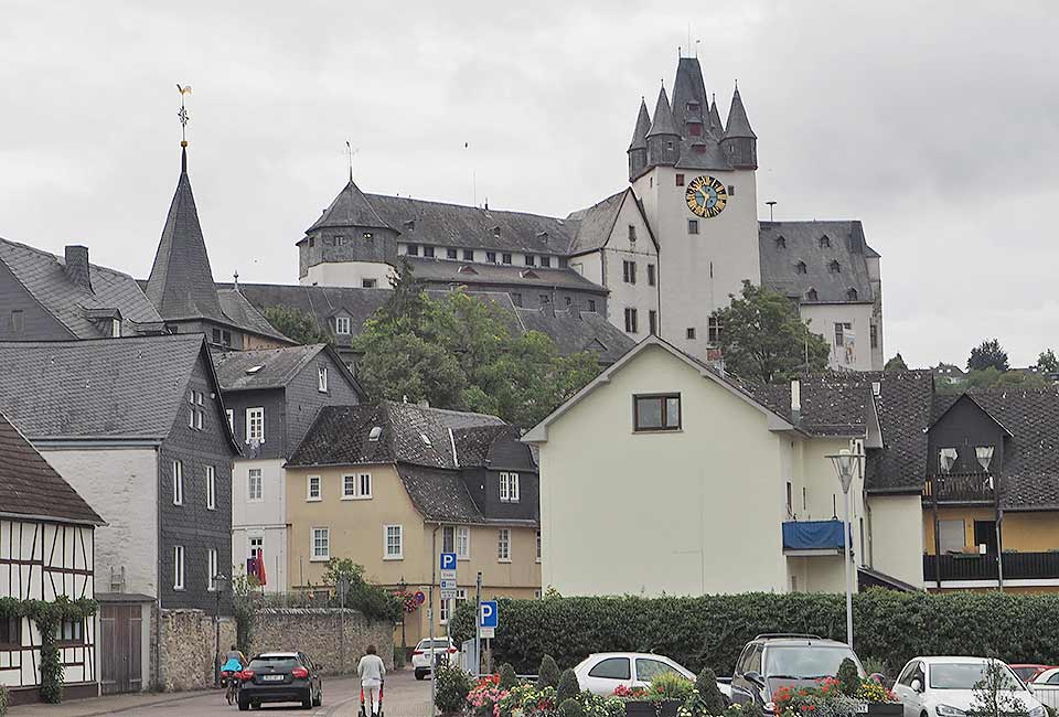 Das Schloss überragt die Stadt in Diez