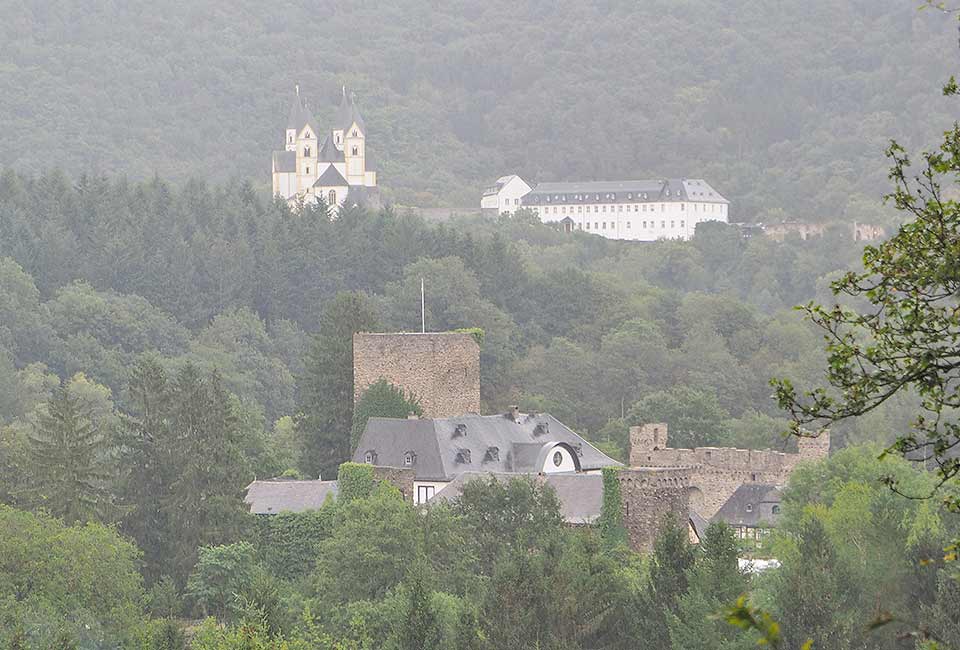 Ausblick auf Schloss Langenau & Kloster Arnstein