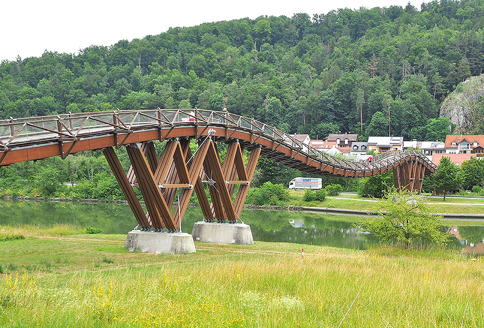Holzbrücke Tatzlwurm bei Altessing