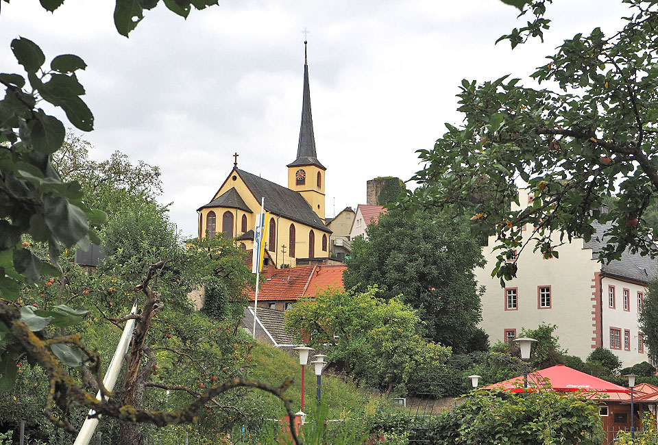 Ensemble aus Kirche und Schloss in Laudenbach