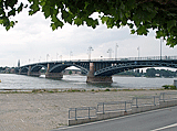 Rheintalradweg: Radweg an der Rheinbrücke in Mainz