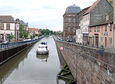 Rhein-Marne-Kanal-Radweg: Kanal am Chateau de Rohan