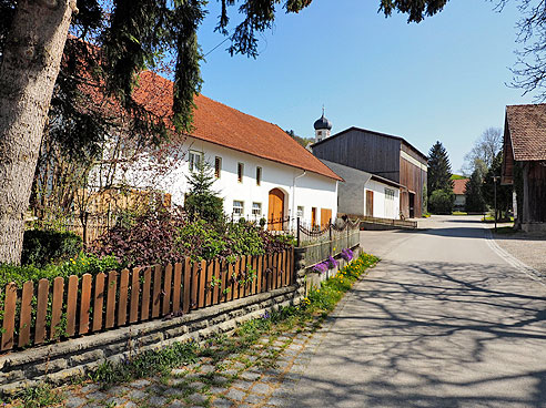 Schöne Häuser an Ortsdurchfahrt in Mindelau