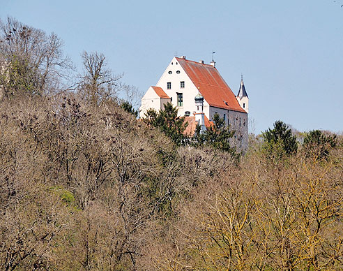 Die gut erhaltene Mindelburg steht oberhalb der Stadt