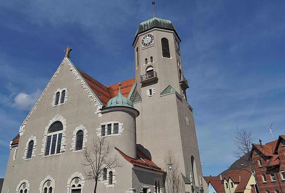 Der Radweg führt an der Martinskirche in Geislingen vorbei