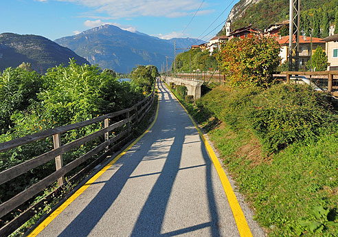 Radtour von Riva nach Garda, Übergang zum Etschradweg, entlang der Ezsch nach Mori