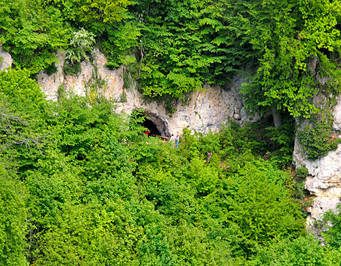 Felswand mit der Gutenberger Höhle bei Schopfloch