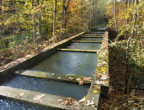Schwäbisches Viadukt - die Lauter fließt in einem künstlichen Kanal und überquert iht natürliches Bett