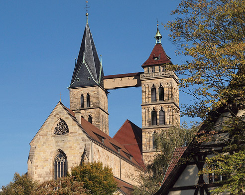 Markante Stadtkirche St. Dionys  mit zwei unterschiedlichen Türmen