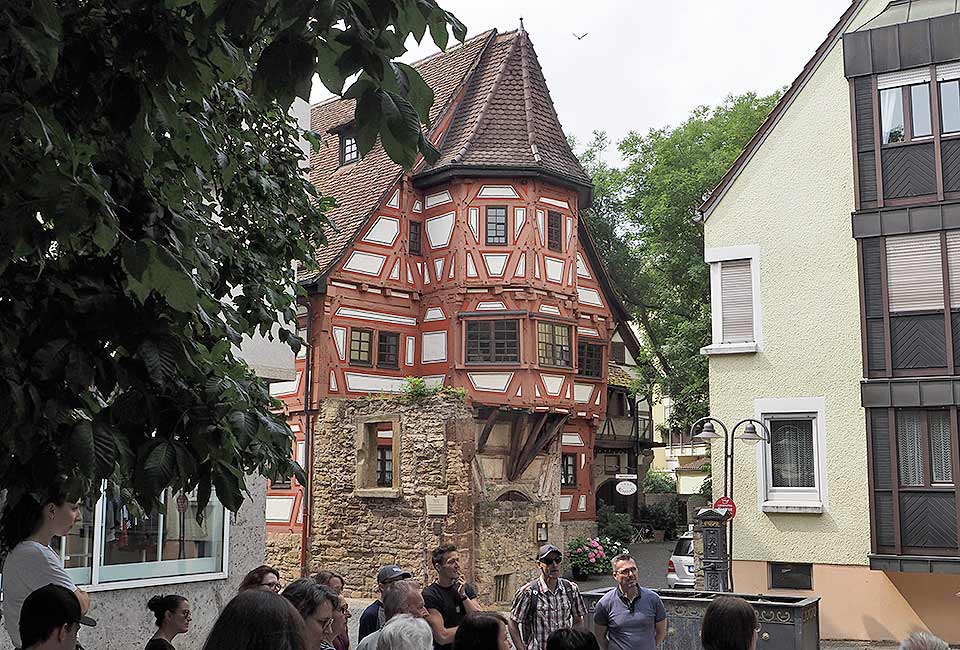 Bei einem der ältesten Häuser in Bad Cannstatt, dem sogenannten Klösterle