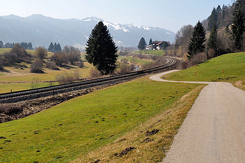 Der Radweg folgt dem Tal in Richtung Oberstaufen