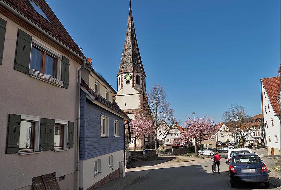 Der ausgeschilderte Radweg führt an der Dorfkirche durch die Ortsmitte
