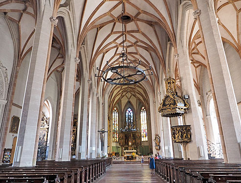 Die spätgotische Kirche St. Stefan wurde im 15. Jahrhundert erbaut und hat noch die originale Innenausstattung.	Selbst	der	gotische	Altar	ist noch vorhanden.