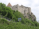 Blick hinauf auf Schloss Kastellbell