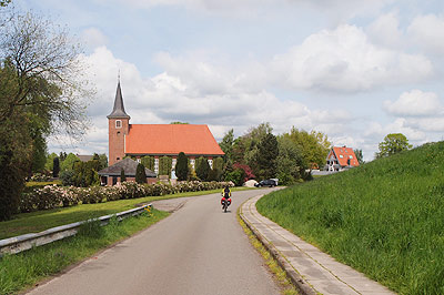 Kirche am Ortseingang
