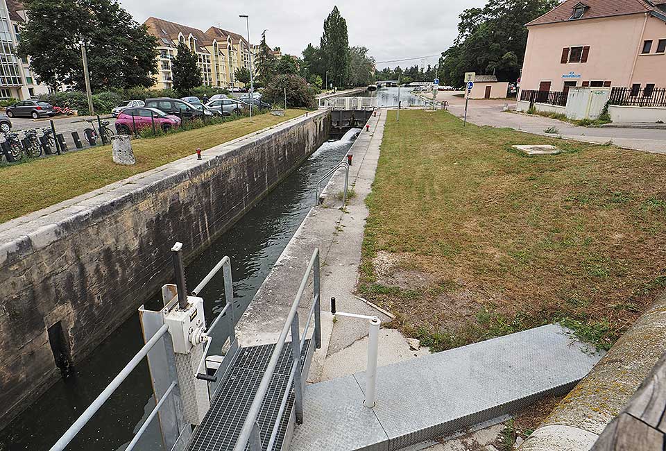 Der Canal de Burgogne durchquert die Stadt