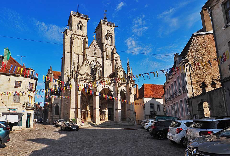 Portal der Kathedrale in Semur-en Auxios am Zentralplatz
