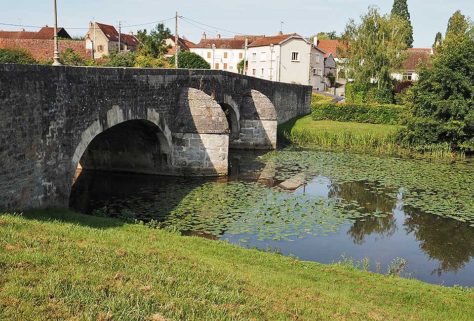 Brücke über den Armacon in Le Pont de Chevigny