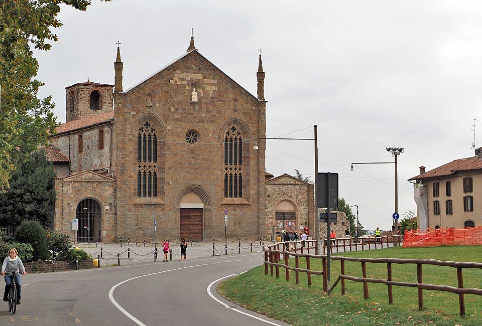 Gotische Kirche noch auserhalb der Stadtmauern