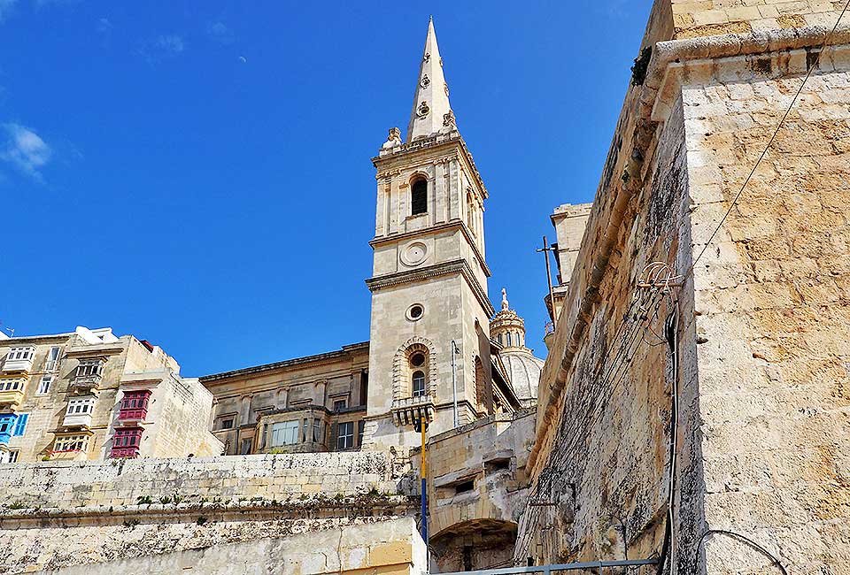 Blick vom Hafen auf eine Kirche in Valletta