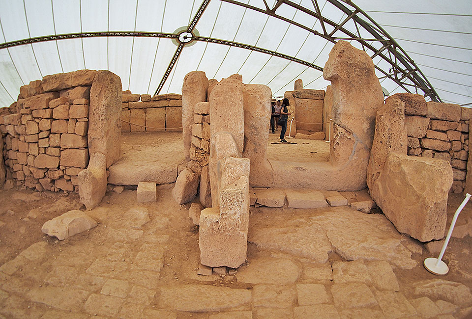 Eingangsbereich der archaischen Tempelanlage